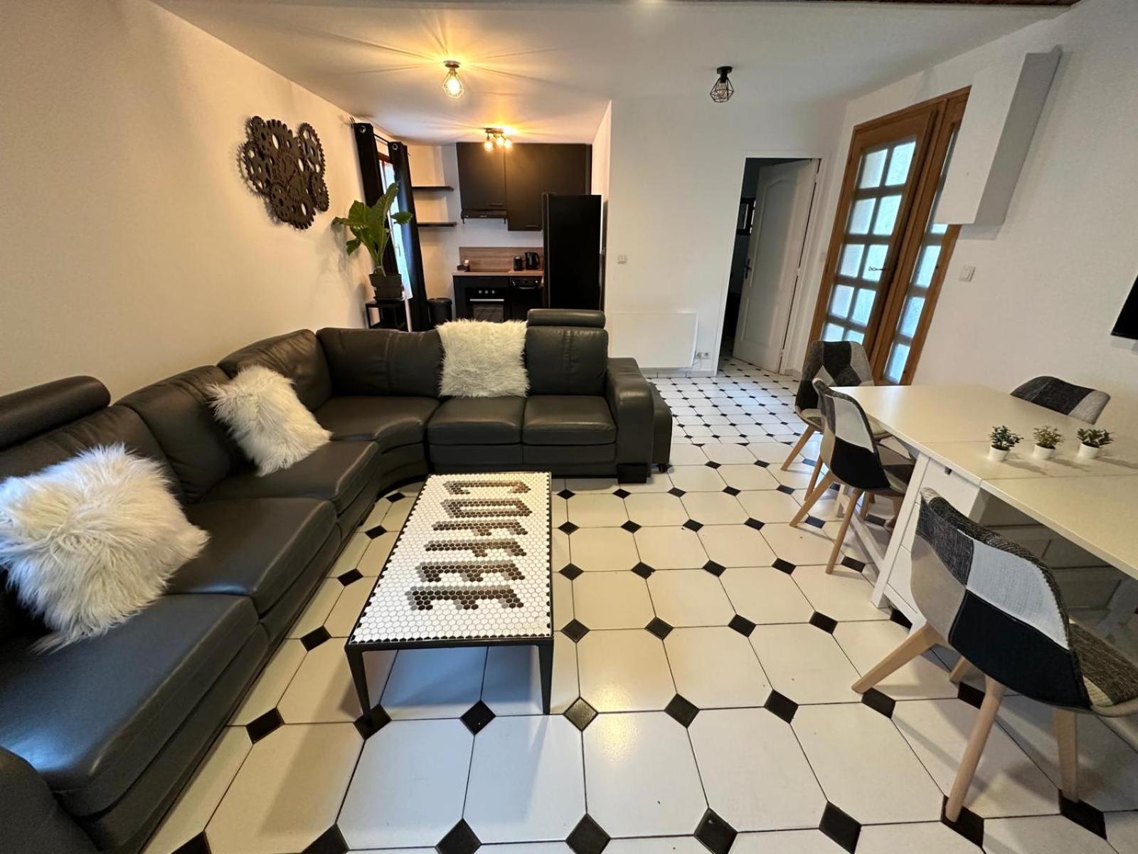Agreable Appartement Dans Une Maison Saint-Denis  Exterior photo