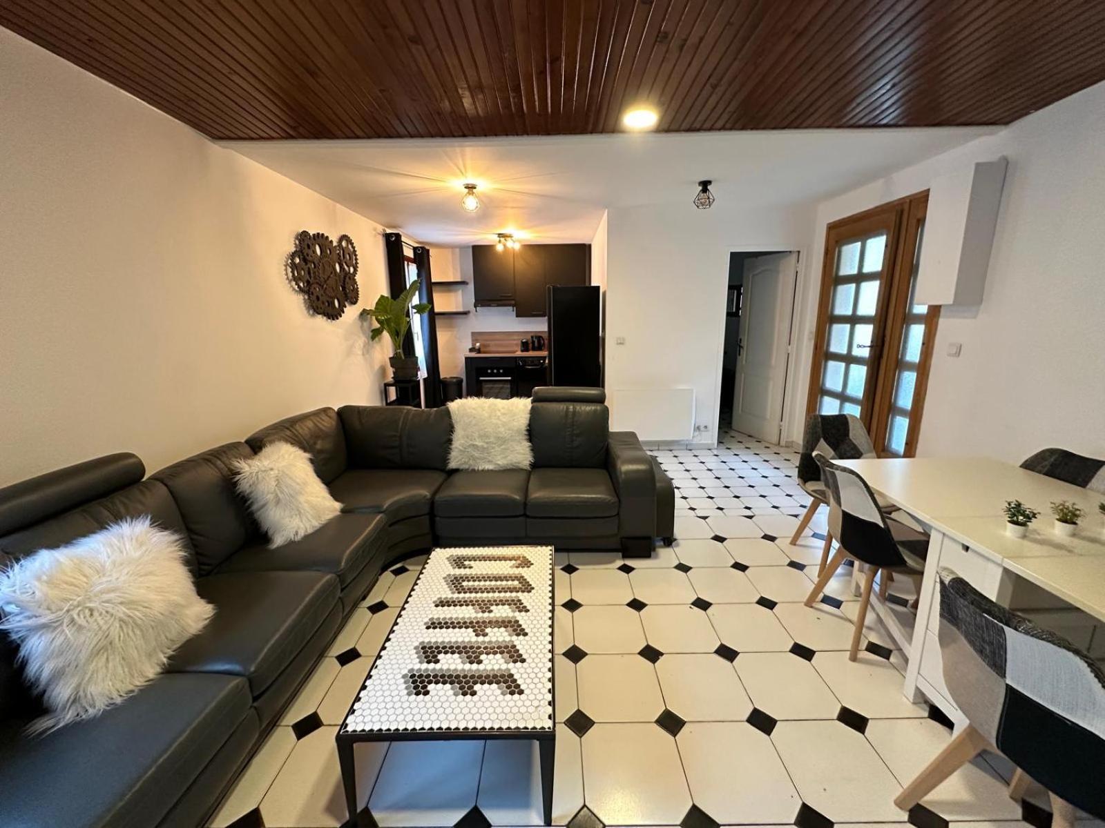 Agreable Appartement Dans Une Maison Saint-Denis  Exterior photo